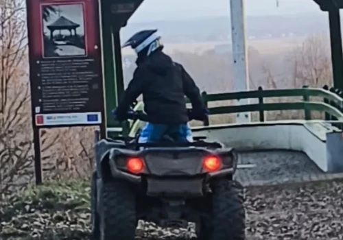 Quady i motocykle niszczą parki