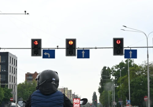 Zawracanie na strzałce kierunkowej nie zawsze jest dozwolone. Błąd to 500 zł i 8 punktów