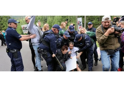 Interwencja policji podczas protestu nad Morskim Okiem