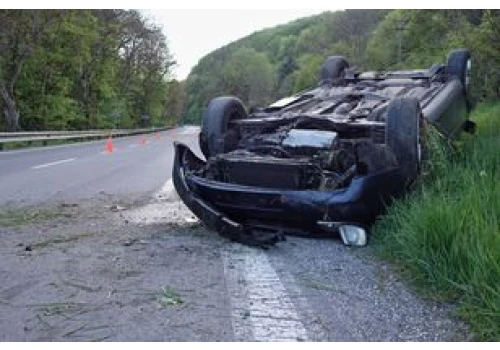 Dachowanie na A1 pod Częstochową. Jedna osoba trafiła do szpitala