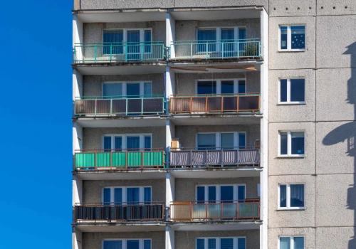 500 zł kary dla właścicieli balkonów. Trzeba uważać na balustradę