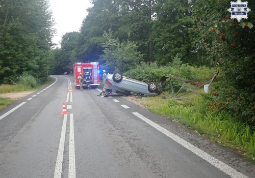 Jechał na służbę, przy drodze zobaczył auto na dachu. Policjant z Koziegłów nie czekał na karetkę