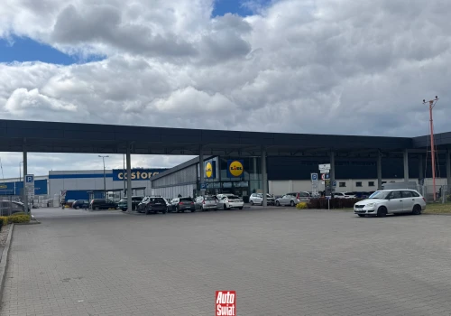 Parkowanie na noc przed marketem. To musisz wiedzieć, zanim zostawisz auto