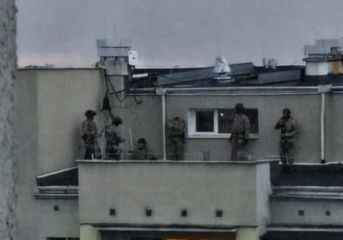 Mija 8 godzina akcji na Bemowie. Na miejscu byli kontrterroryści. Mężczyzna wciąż stoi na parapecie