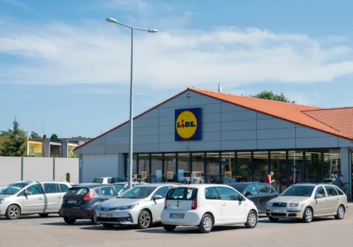 Kamery zamiast biletów. Lidl i Biedronka testują nowy sposób kontroli na parkingach