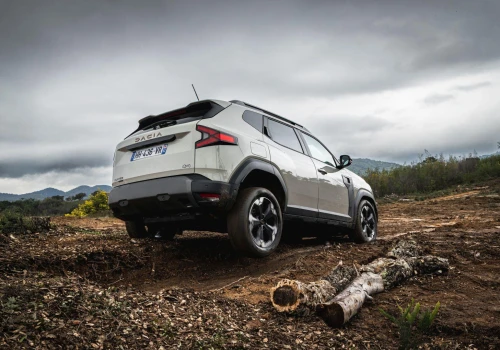 42% nachylenia: to jest prawdziwy test! Nowa Dacia Duster 4×4 zawstydziła 10 razy droższego Land Rovera Defender za 400.000 euro