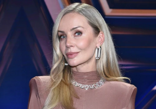 Agnieszka Woźniak-Starak w modnym garniturze. Kolor idealny na jesień