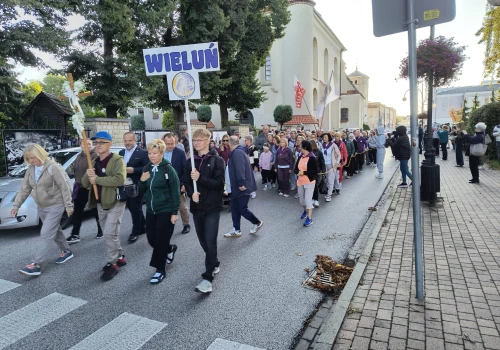 Od świtu 163. Wieluńska Pielgrzymka do Częstochowy w drodze! (zdjęcia)