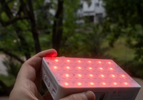 Najlepsza przenośna lampa do zdjęć i wideo. Kompaktowa, jasna i nie kosztuje fortuny!