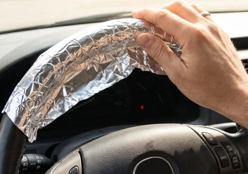 Owijanie kierownicy folią aluminiową na noc latem. Do czego służy i dlaczego jest zalecane?