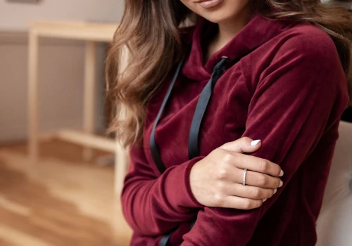 Welurowe bluzy wracają na jesień. Te modele wyglądają jak z drogich butików
