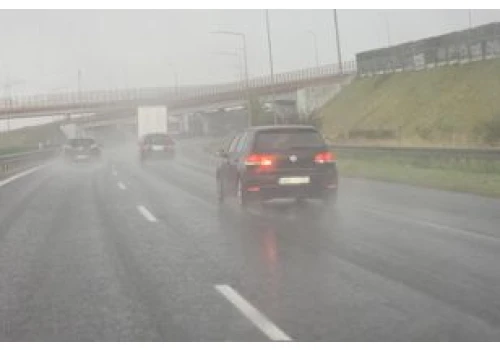 Błąd kierowców w deszczu. Na pewno widziałeś nie raz takie auto