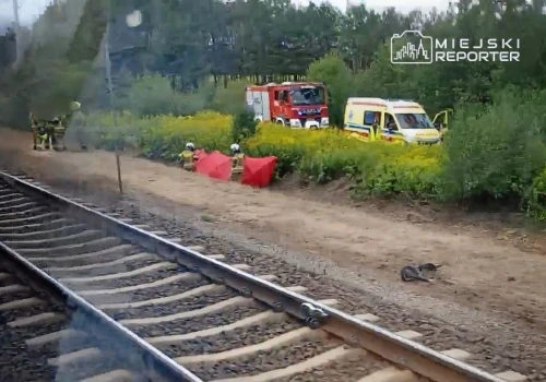 Rogatki były opuszczone, sygnalizacja działała. 50-latek na hulajnodze zginął pod pociągiem