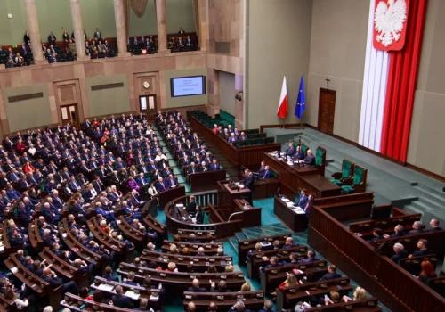 Polacy chcą iść śladem Węgier. Tusk i Kaczyński musieliby pożegnać się z Sejmem