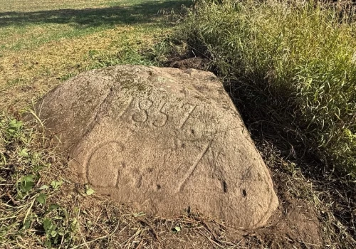 Tajemniczy głaz na polu. Co oznacza napis sprzed 169 lat?