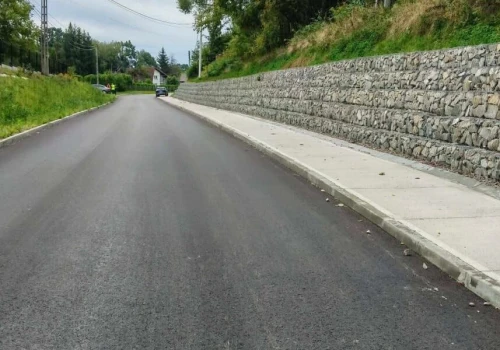 Droga w Brzyściu rozbudowana. Wykonano jezdnię, chodnik i odwodnienie