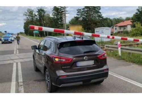 Wjechała na tory na czerwonym. O krok od tragedii na przejeździe