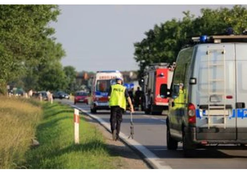 Poddębice: Groźny wypadek na krajówce w Łódzkiem. Porsche po zderzeniu z Peugeotem wypadło z drogi i uderzyło w drzewa