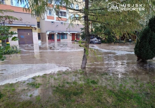 Pęknięta rura na Bielanach. Do utworzonego przez wodę zapadliska, wpadło auto. Zalana ulica oraz klatka schodowa
