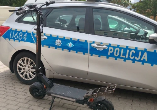16-latek ciężko ranny po zderzeniu z samochodem. Jechał hulajnogą elektryczną po DK12