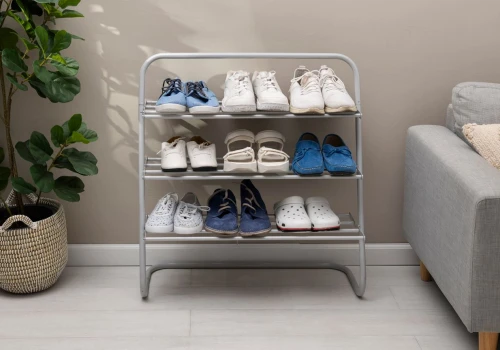 Pięć poziomów za mniej niż 40 zł. Sinsay ma regał na buty, IKEA też idzie w praktyczne rozwiązania