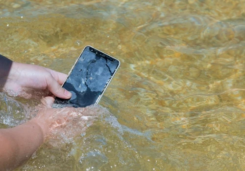 Telefon wpadł do wody. Czy zalany smartfon da się naprawić?