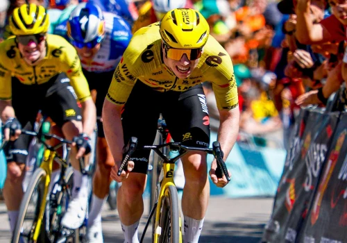 Vuelta a España 2026: Matthew Brennan triumfuje, Tadej Pogačar nadal liderem