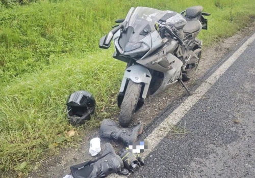 Motocykl wypadł z drogi. 24-letni kierowca w ciężkim stanie