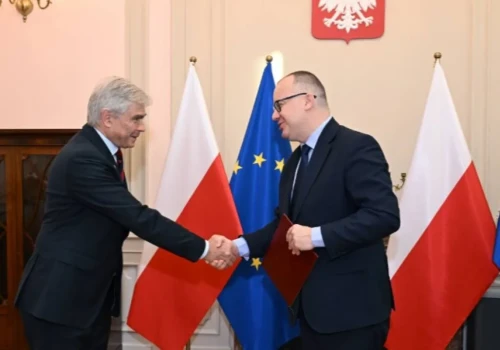 „Nieodpłatny” zespół i setki tysięcy złotych. Stowarzyszenie prawnicze pyta o umowy przewodniczącego