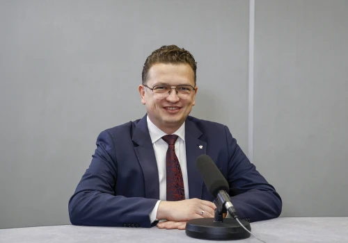 O transkrypcji aktów małżeństw i systemie alarmowania ludności. Wicewojewoda Grzegorz Majewski w „Gościu Radia Łódź”