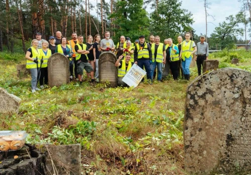 150 macew, 1500 zamordowanych i prawie 50 wolontariuszy. Żydowski cmentarz uporządkowany