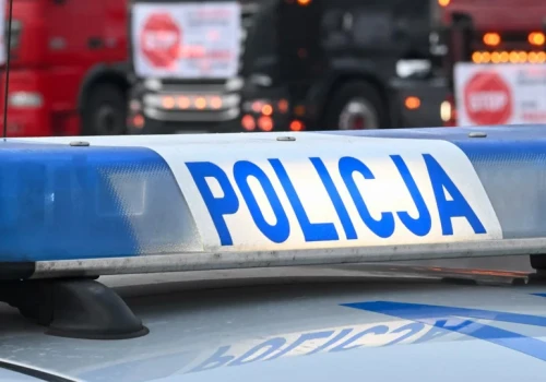 Samochód wjechał na chodniku w rodzinę z dzieckiem