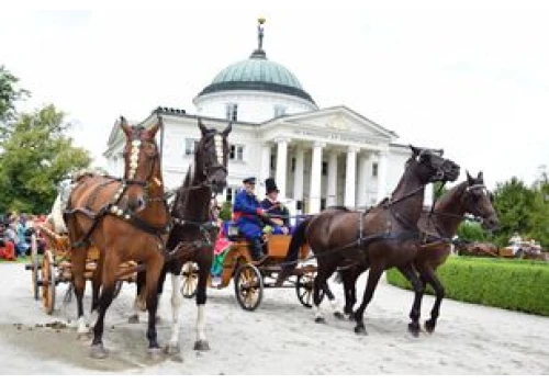 XXX Konkurs Pojazdów Konnych 2026 w Lubostroniu. Takie tłumy były wokół pałacu