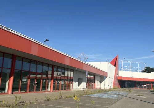 Przez 18 lat działało tu Tesco. Od sześciu lat ogromny obiekt czeka na nowe życie
