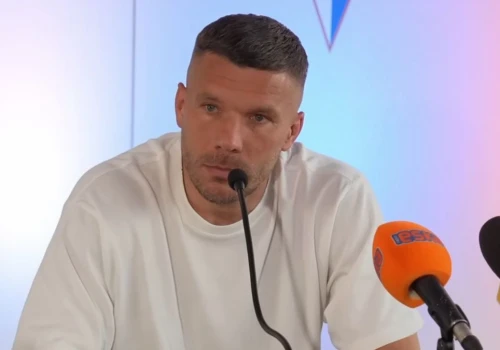 Tragedia w Krakowie. Lukas Podolski reaguje: „okażemy wsparcie rodzinie zabitego Kibica”