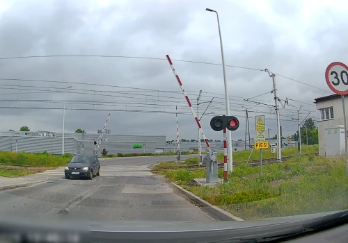 Niebezpieczna sytuacja na przejeździe kolejowym. Nie widać czerwonego światła?