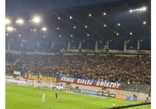 Wisła Kraków ze wsparciem w Szczecinie. Normalni kibice mają dość patologii
