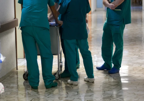 Eldorado na kontrakcie, spóźniona wypłata na koncie. Szpitale nie płacą medykom na czas