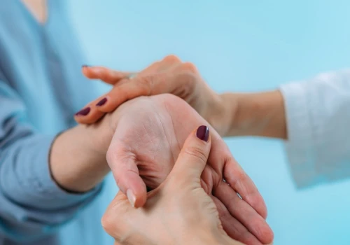 Drętwieje ci dłoń, zwłaszcza w nocy? Niezwłocznie udaj się do neurologa