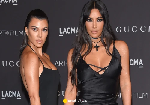 47-letnia Kourtney Kardashian w srebrnym bikini. Kim może pozazdrościć jej figury?
