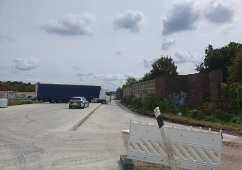 Zestaw z naczepą zawiesił się na remoncie autostrady – głęboki uskok w betonie