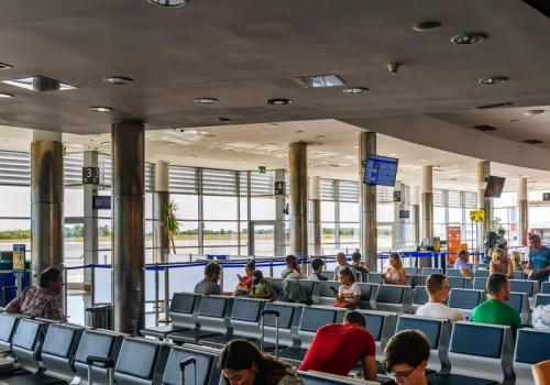 Polacy czekali na powrót z wakacji 25 godzin. Lot zniknął z rozkładu