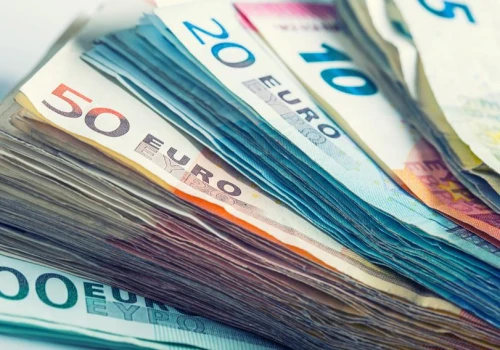 Spokój na kursie euro, złoty lekko w dół. Inwestorzy patrzą na Waszyngton i Fed