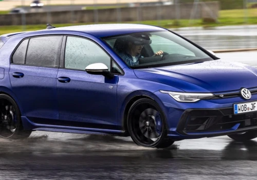 Miesiąc wcześniej spełnił motoryzacyjne marzenie. Kim jest kierowca Golfa?