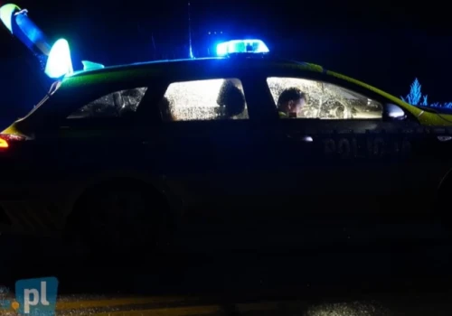 Samochód wbił się w balko. Kierowca miał ranę postrzałową!