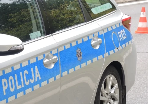 Utrudnienia na A4 w Katowicach. Kierowca ciężarówki wjechał w krawężnik i zaczęło wyciekać paliwo