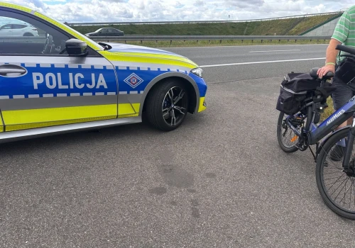 Jechał drogą ekspresową na elektrycznym rowerze