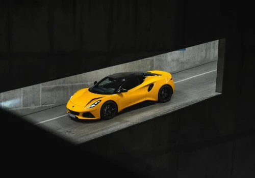 Lotus Emira, ostatni krzyk spalinowego szaleństwa, wjeżdża do Polski. Ma 400 KM i kosztuje fortunę