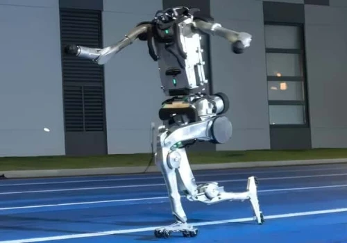 Chiński robot „Superman” szybszy od Usaina Bolta! Test zakończył się widowiskową kraksą