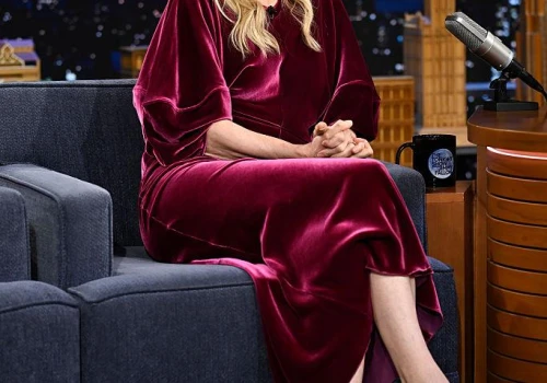 68-letnia Michelle Pfeiffer w aksamitnej stylizacji w odcieniu żurawiny pokazuje, jak nosić najbardziej luksusowy kolor tej jesieni